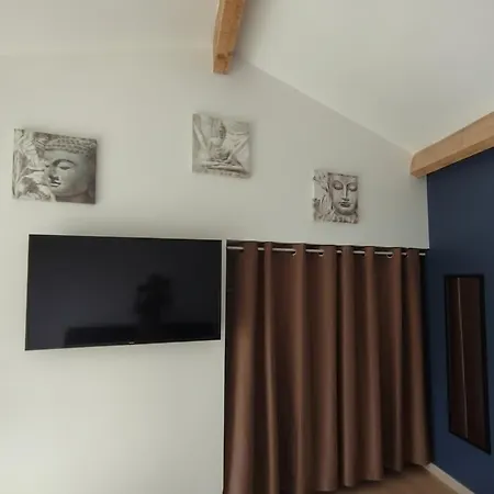 Aux Portes De La Camargue לינה וארוחת בוקר 3*