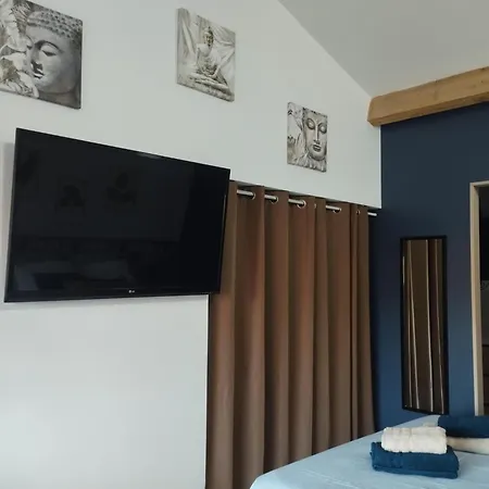 לינה וארוחת בוקר Aux Portes De La Camargue 3*